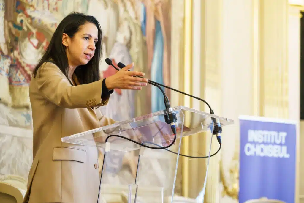 web 2026 05 07 mom ministre pupitre 27