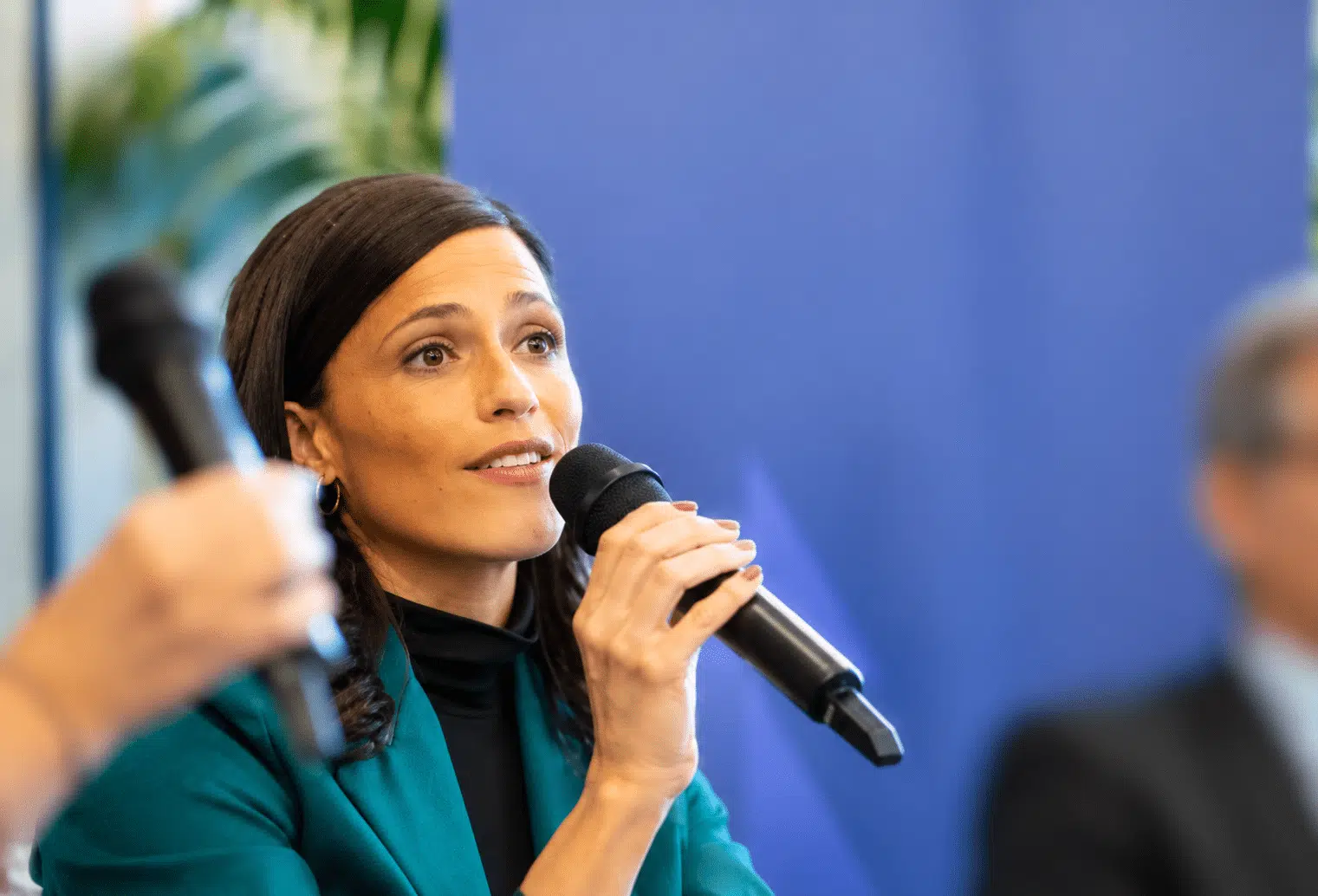 intervenante au micro lors d’un panel